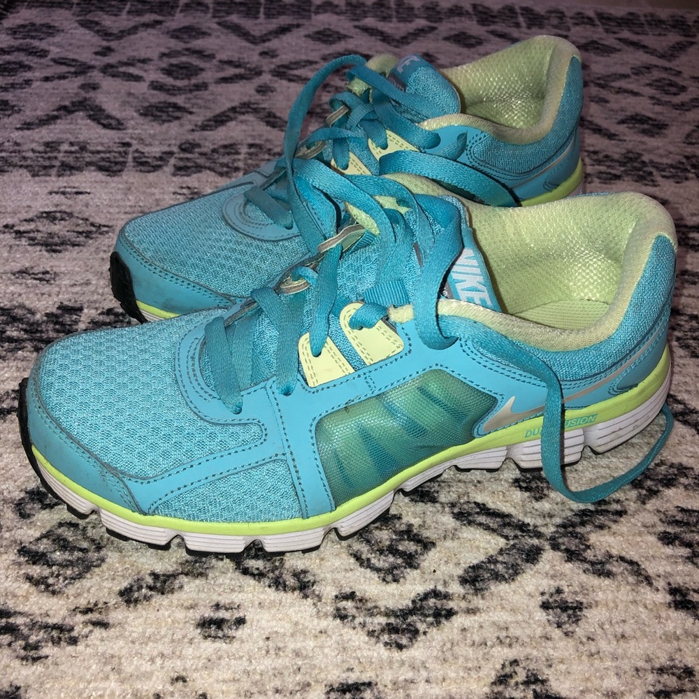 Nike size 9 dual fusion shoes